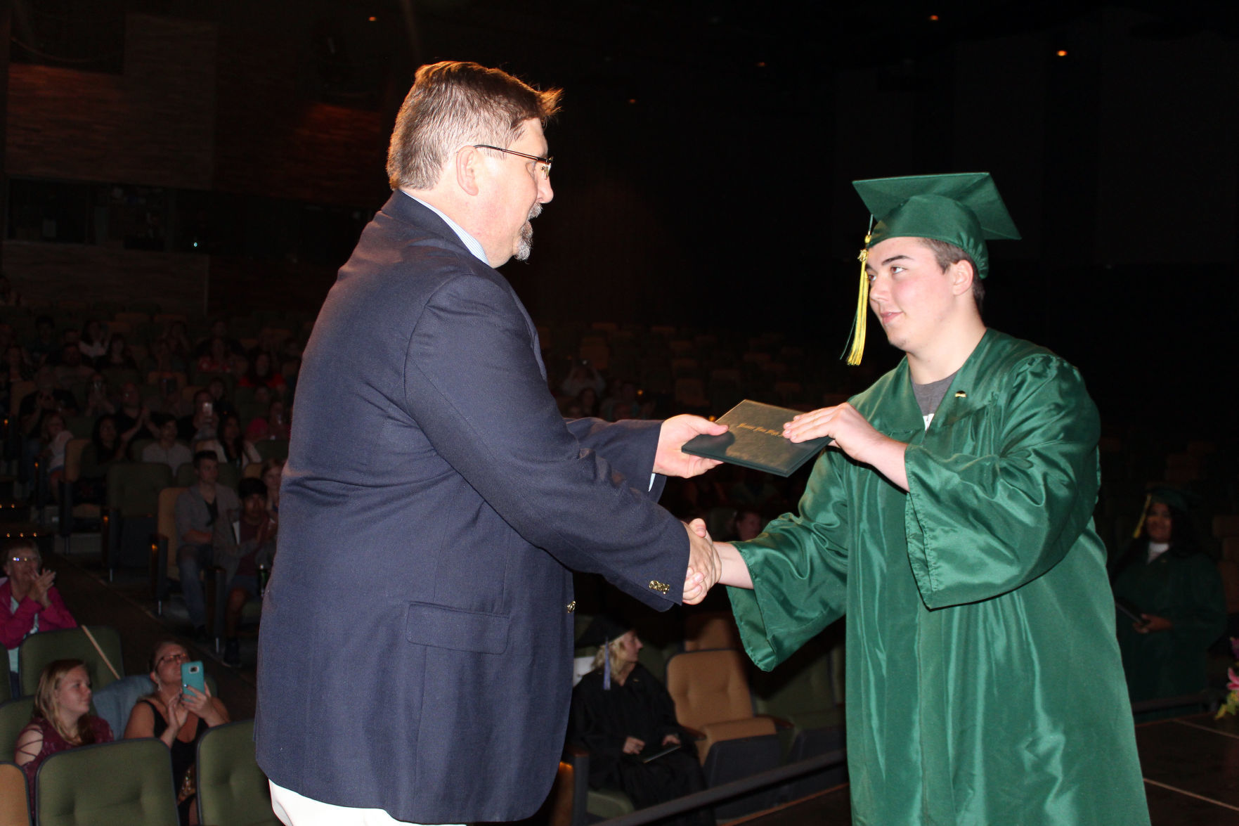060419-ctzn-news-dsl-grad013.jpg